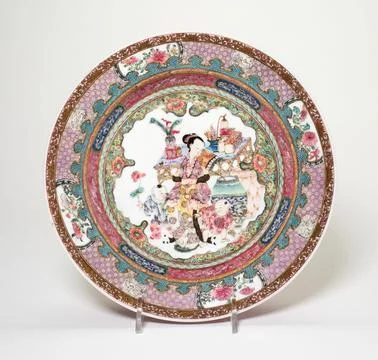 Berlin Arch mus, Ruby-Back Famille-Rose Dish 1723-1735- China. Porcelain with Stock Photos
