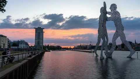 Berlin Art: Time lapse at sunset of Molecule Men in the river Spree 스톡 동영상 140807905