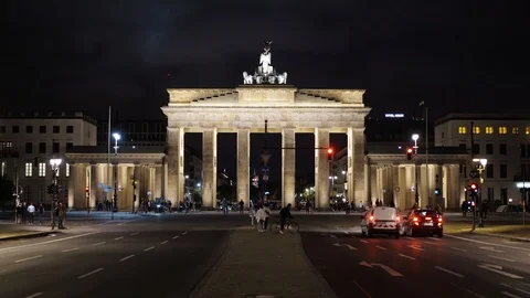 BERLIN - AUGUST 21: The Brandenburg Gate, night August 21, 2017 in Berlin. Bikes 库存影片 87475798