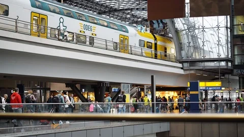 BERLIN - AUGUST 21: Real time shot of the crowd in Berlin Central Station, 2017 스톡 동영상 87755772