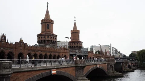 BERLIN - AUGUST 21: Real time locked down shot of people on Oberbaum bridge Stockbeeldmateriaal 89245519