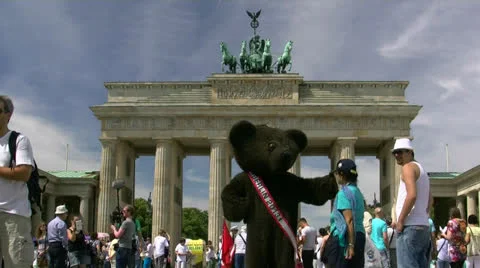 Berlin Bear at Brandenburg Gate - Berlin, Germany 스톡 동영상 25896743