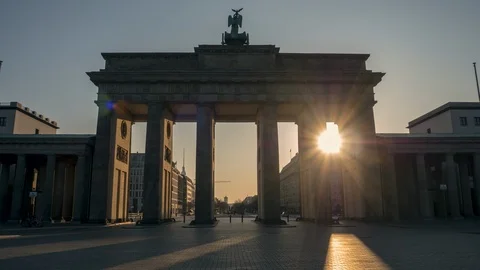 Berlin, Brandenburg Gate time lapse at sunrise Vidéo 127325110
