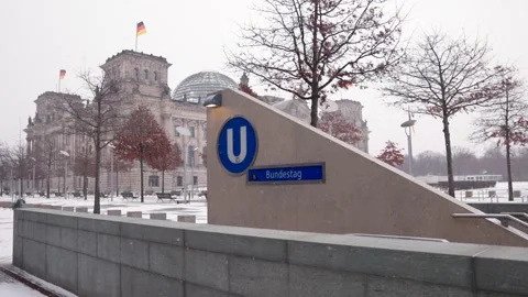 Berlin Bundestag in Snowstorm Stockbeeldmateriaal 148159474