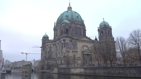 Berlin  cathedral from river Vídeos de archivo 32851274