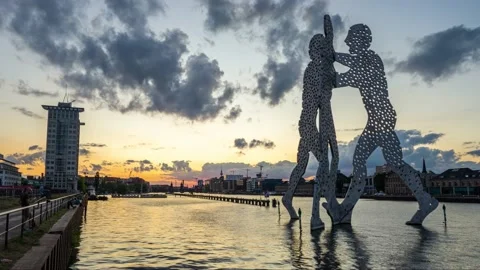 Berlin city at sunset with view oft the a silhouette of the molecule man Stockbeeldmateriaal 142032264
