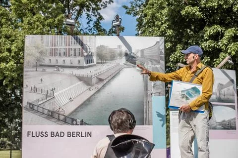 Berlin, Deutschland - 13.05.2023: Führung durch das Flussbad-Projektgebiet.. Stock Photos