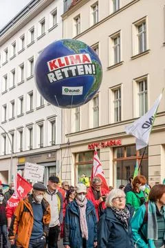 Berlin, Deutschland - 22.10.2022: Demo Solidarischer Hebst für eine sozial.. Stock Photos