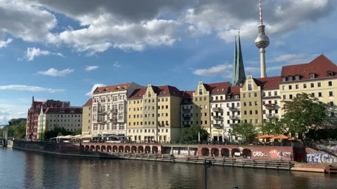 Berlin district Mitte. Camera pan over Spree river with historical Nikolaivie Vídeo Stock 136661984
