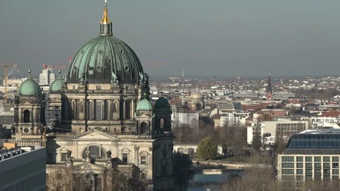 Berlin Dom mit zwei S-Bahnen Stockbeeldmateriaal 99353865