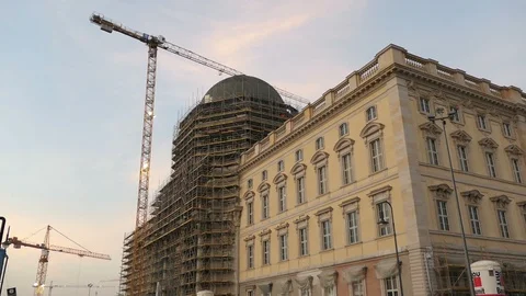 Berlin evening hours with building site of new Berlin castle Humboldt Forum. Vídeo Stock 99086534
