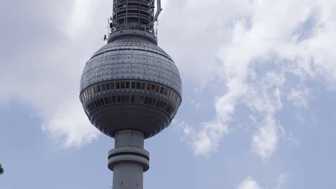 Berlin Fernsehturm - Bewegte Nahaufnahme Stock Footage