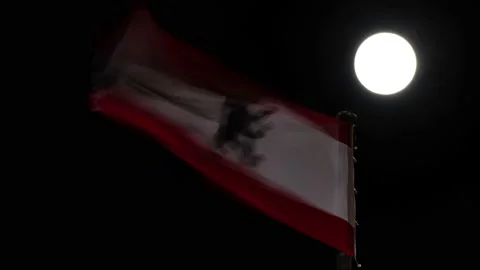 Berlin flag waving on the wind with full moon on the dark night Vídeo Stock 145991985