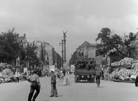 BERLIN, GERMANY - 1945: Bomb Damage - Troop Truck by the Winged Column 库存影片 343942202