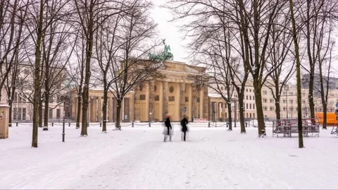 Berlin, Germany 2021- Brandenburg gate (Brandenburger Tor) in snow, Berlin 動画素材 149802410
