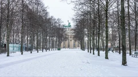 Berlin, Germany 2021- Brandenburg gate (Brandenburger Tor) in snow, Berlin Vídeo Stock 149802477