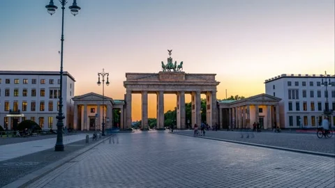 Berlin, Germany 2021-hyperlapse of Brandenburg Gate Brandenburger Tor at sunset Видео 151221053