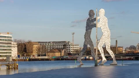 Berlin, Germany 2021- Iced river Spree with the popular landmark Molecule Man 스톡 동영상 150408348