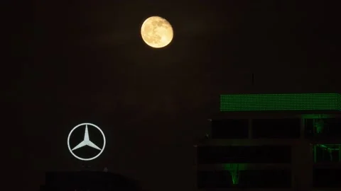 Berlin, Germany 2021- Time Lapse Of Mercedes-Benz Building In The Friedrichshain 스톡 동영상 152092385