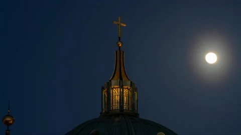 Berlin, Germany 2021-Timelapse Of Berlin Cathedral With Full Moon Video stock 150407933