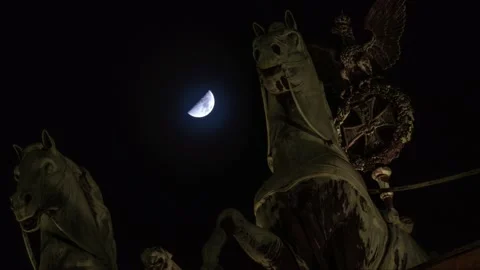 Berlin, Germany 2021-Timelapse Of The Quadriga on the Brandenburger Tor with 動画素材 150408080