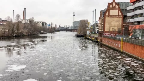 Berlin, Germany 2021- Winter Time Lapse of floating ice on river Spree and tv 動画素材 149999686