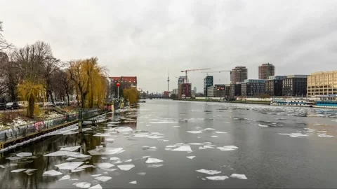 Berlin, Germany 2021- Winter Time Lapse of floating ice on river Spree and tv Vídeo Stock 149999689