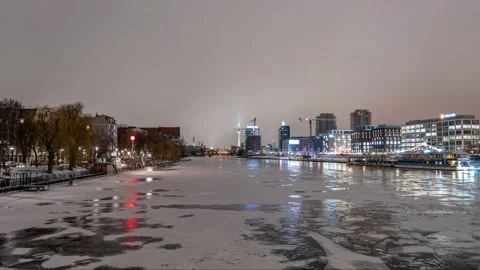 Berlin, Germany 2021- Winter Time Lapse of floating ice on river Spree and 스톡 동영상 150000210