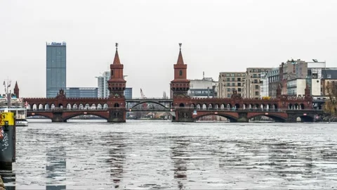 Berlin, Germany 2021- Winter Time Lapse of floating ice on river Spree and Vídeo Stock 150001005