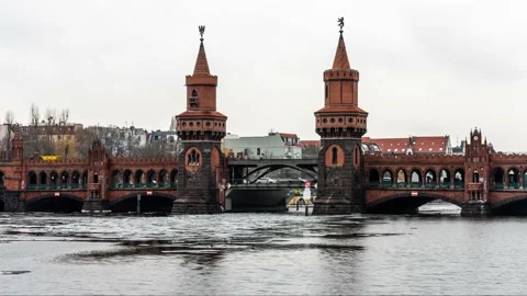 Berlin, Germany 2021- Winter Time Lapse of floating ice on river Spree and Stockbeeldmateriaal 150001243