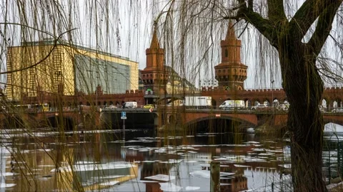 Berlin, Germany 2021- Winter Time Lapse of floating ice on river Spree and Vidéo 150001628