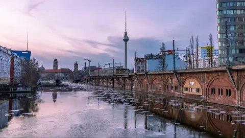 Berlin, Germany 2021- Winter Time Lapse of floating ice on river Spree and tv 스톡 동영상 150268988