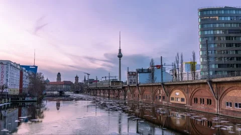 Berlin, Germany 2021- Winter Time Lapse of floating ice on river Spree and tv Vídeo Stock 150269109