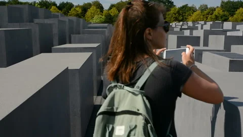 Berlín, Germany. Circa August 2018. Tourists visiting the Memorial to the 库存影片 103049985