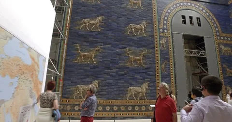 Berlin, Germany. Circa September 2017. Tourists visiting Ishtar gate of Babylon 库存影片 89565252