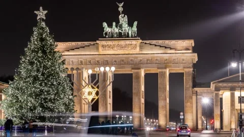 BERLIN, GERMANY - DECEMBER 2020 Hanukkah menorah and Christmas tree at Pariser Vídeo Stock 144907853