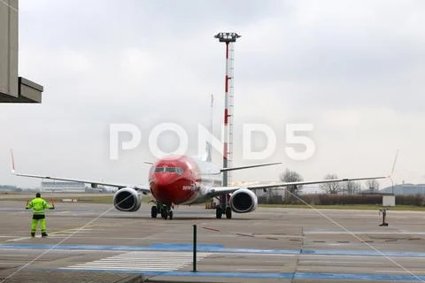 BERLIN, GERMANY - JAN 17th, 2015: Norwegian Boeing 737 airplane arriving at the Stock Photos