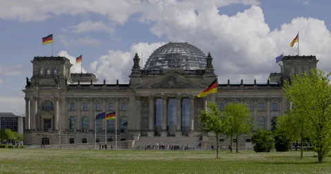 BERLIN, GERMANY, MAI 2, 2025: The Reichstag, German Parliament in Berlin. Vídeos de archivo 338439010