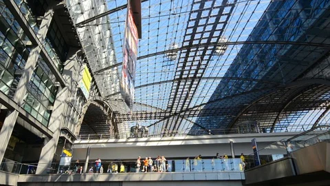 BERLIN GERMANY MAY 27 2017 Berlin Hauptbahnhof hall. Stock-Footage 127153977