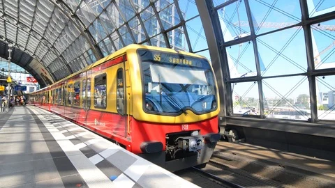BERLIN, GERMANY MAY 27 2017 Train leaves from Berlin Hauptbahnhof. Stock-Footage 127153994