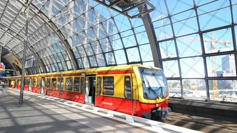 BERLIN, GERMANY MAY 27 2017 Train leaves from Berlin Hauptbahnhof. Stock Footage 127154004