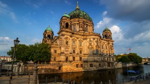 BERLIN, GERMANY - MAY,2019: Timelapse view of the historic building Berliner Dom Video stock 124878250