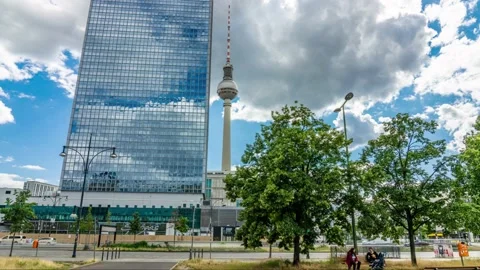 Berlin, Germany -Timelapse of tv tower and Hotel ParkInn building with the sky Vídeo Stock 140065092