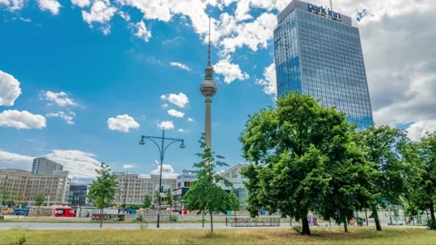 Berlin, Germany -Timelapse of tv tower and Hotel ParkInn building with the sky Vídeo Stock 140066249