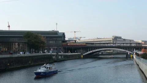 Berlin, Germany - View of river Spree with Bahnhof Friedrichstrasse 库存影片 165979000