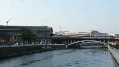 Berlin, Germany - View of river Spree with Bahnhof Friedrichstrasse 库存影片 165979052