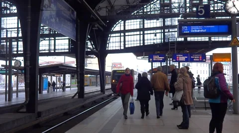 Berlin   Hauptbahnhof Stock-Footage 32865206