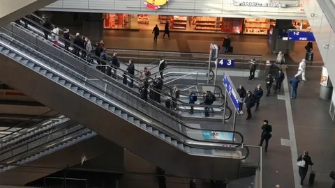 Berlin hbf escalators timelapse 27 01 2020 動画素材 125073352