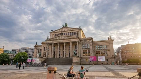 Berlin. Hyperlapse of Gendarmenmarkt Square during summer sunset. Vídeo Stock 141291881