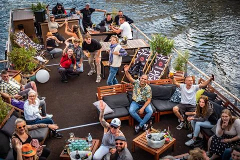 Berlin Mitte; Partyboot / Hausboot / Floß auf der Spree Berlin *** Berlin .. Photos